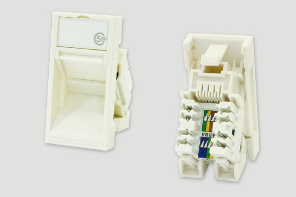 Eurolan 16A-U5-03WT, Модуль Mosaic RJ45, категория 5е, угловой Eurolan 16A-U5-03WT